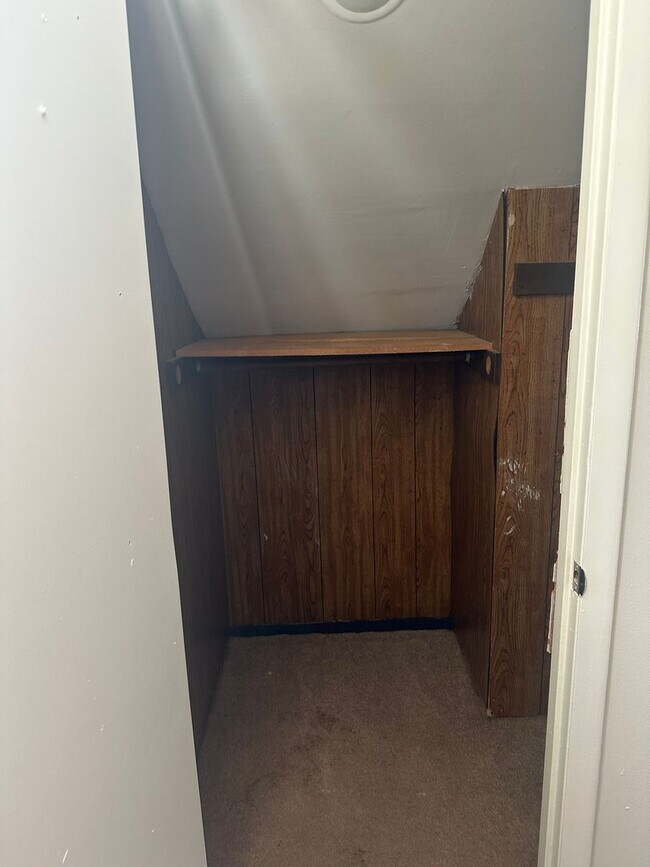 Building Photo - Cozy 2 bedroom home 2 blocks from Carondel...