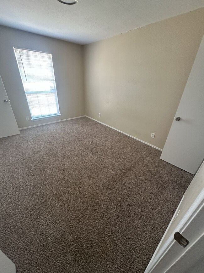 Building Photo - AVAILABLE NOW!