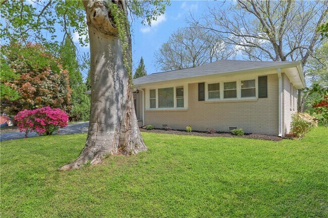 Building Photo - 494 Hutchens Rd SE