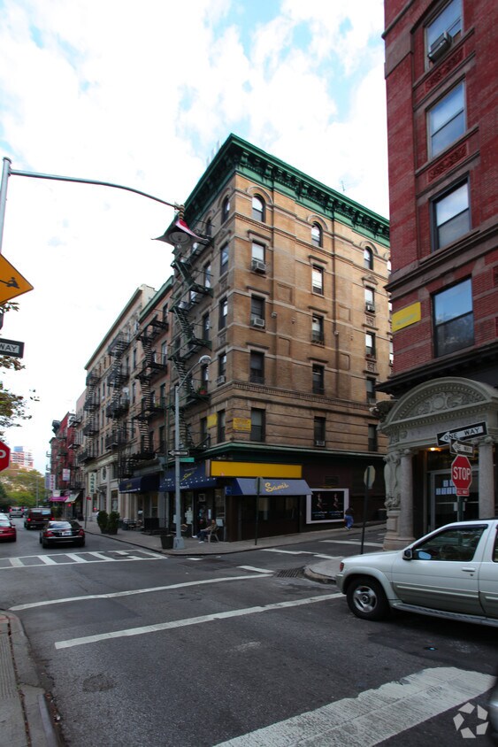 Primary Photo - 102-106 Mosco St