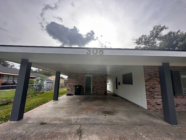 Building Photo - Spacious 3/2 University Area