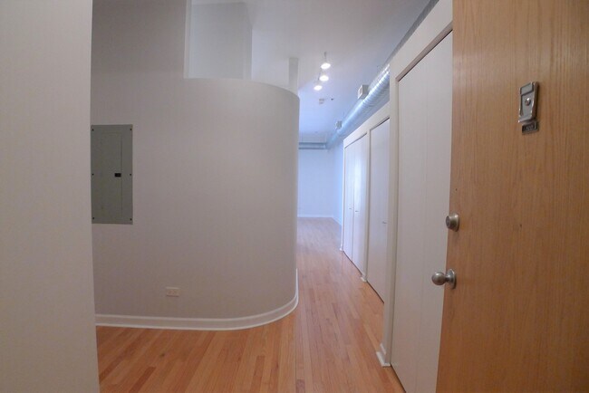 Building Photo - 1000 E 53rd St