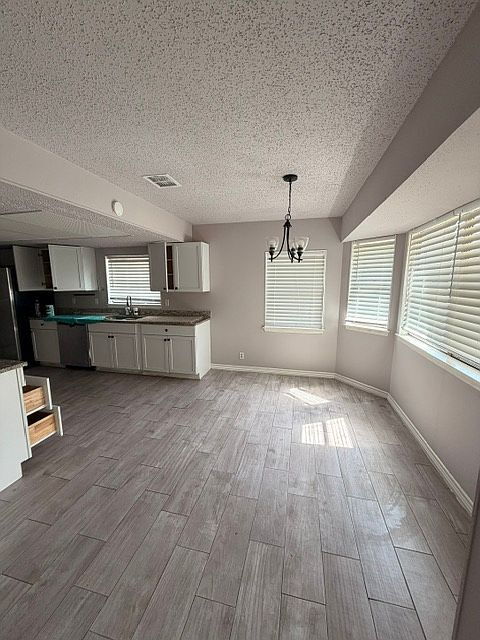 Building Photo - Well-maintained one story home