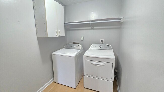 Foto del edificio - Charming 3-Bedroom Home With Modern Upgrad...