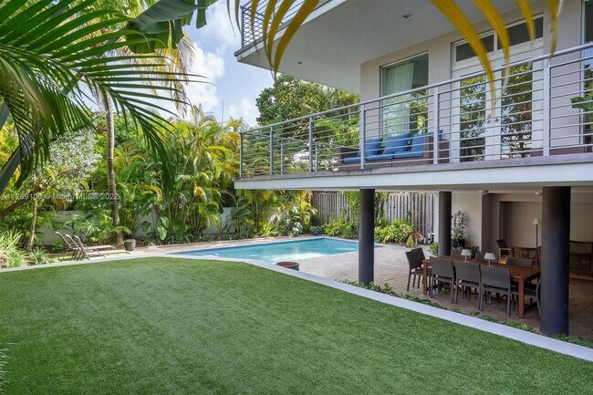 Foto del edificio - 50 Westwood Dr