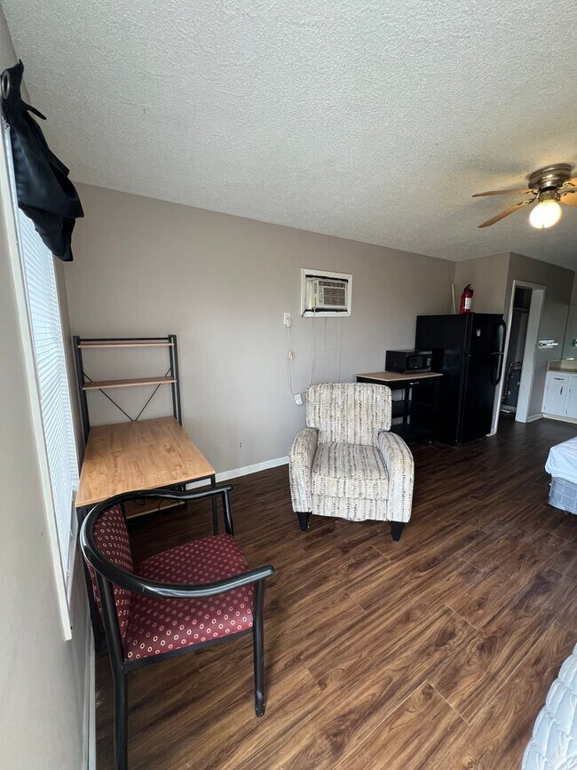 Foto del edificio - Cute Fully Furnished Efficiency Apartment Located in Sulphur