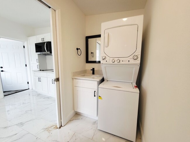 Foto del edificio - 2511 Drake Dr