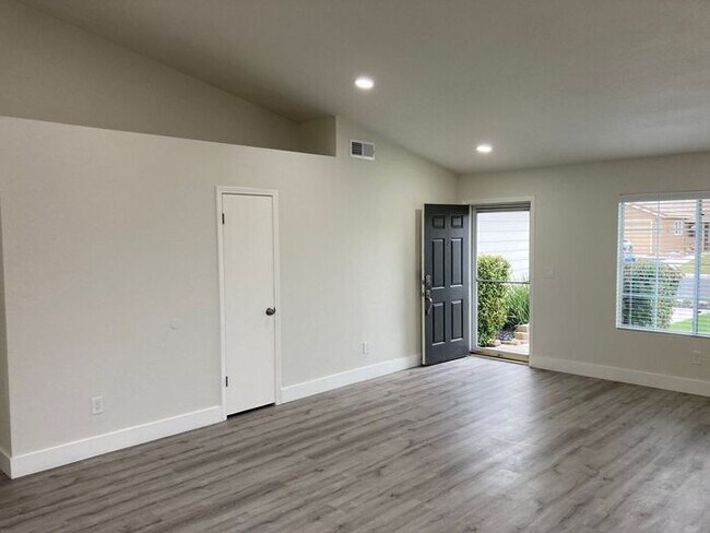 Building Photo - Adorable 4 Bedroom 2 Bath Home Newly Remod...