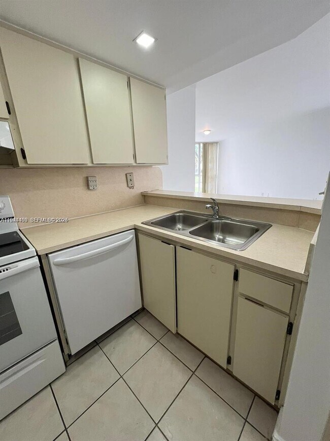 Foto del edificio - 7035 NW 186th St