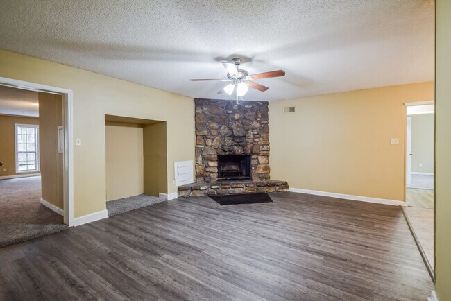 Foto del edificio - 2176 Woodfield Park Rd