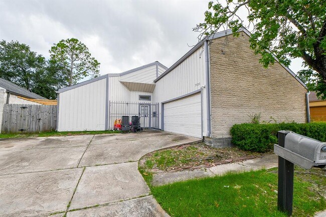 Building Photo - 7635 Hopewell Ln