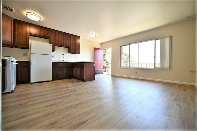 Building Photo - 5412 Claremont Ave