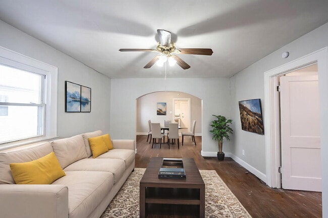 Foto del edificio - "Charming 2-Bedroom Gem in Indianapolis with Spacious 1736 Sq. Ft. Layout!"