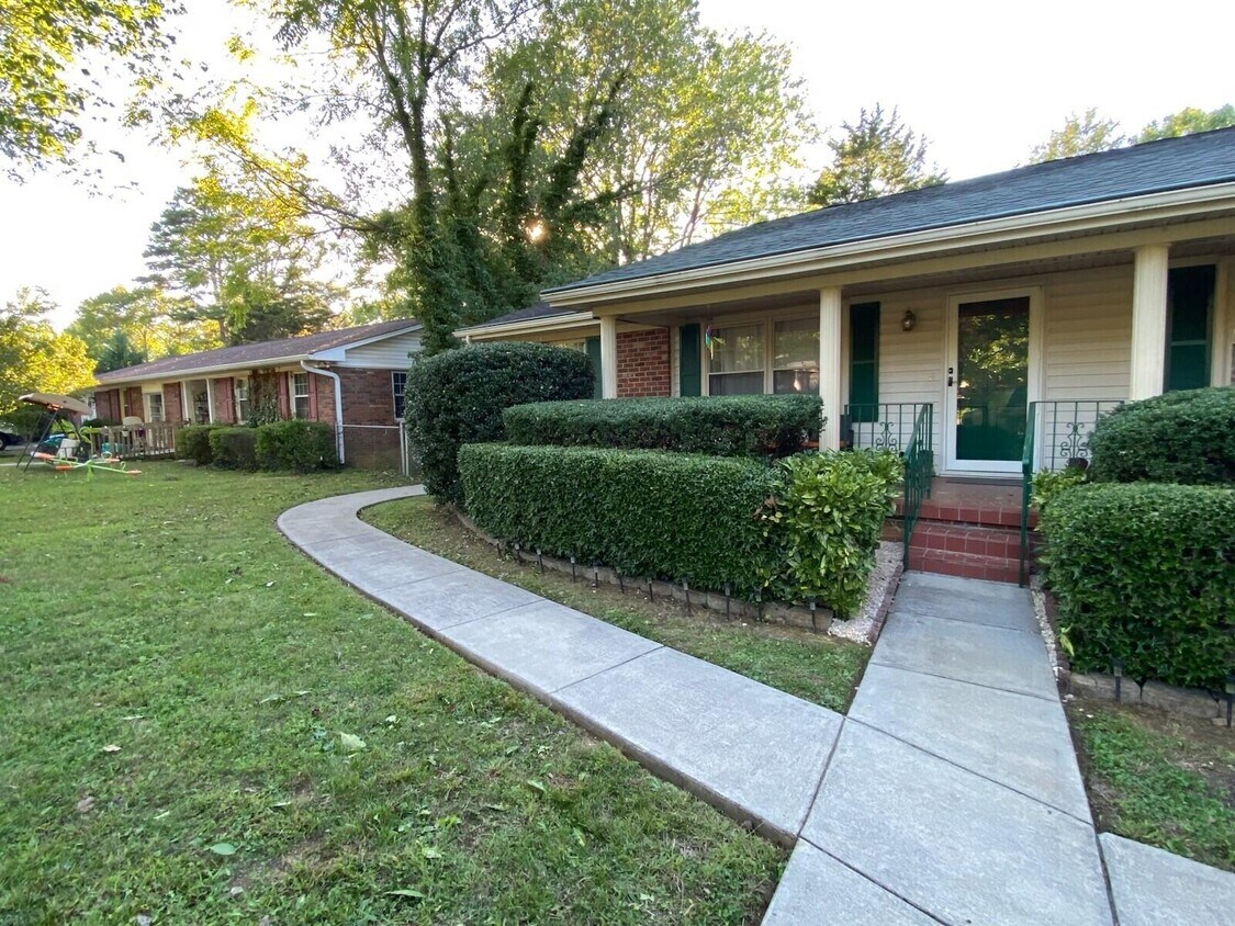 Foto principal - 3009 Oakland Dr NW