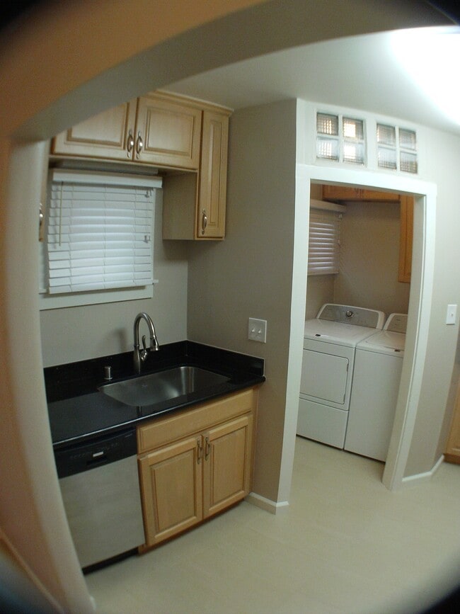 Building Photo - 402 Rutland Ave