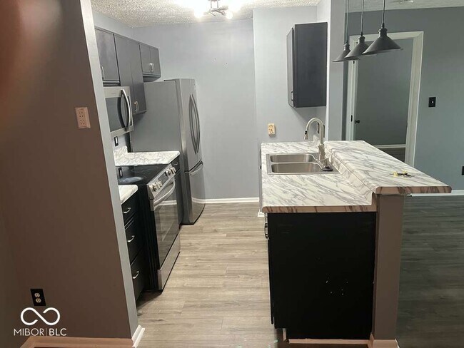 Foto del edificio - 4351 Village Pkwy Cir W