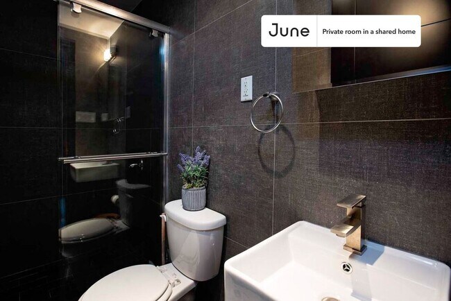 Foto del edificio - Private bedroom in 3 bed/2 bath Home