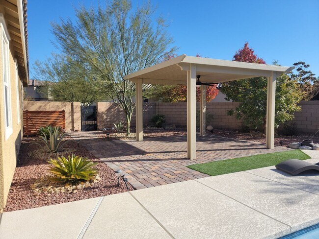 Foto del edificio - Marvelous single story home with private p...