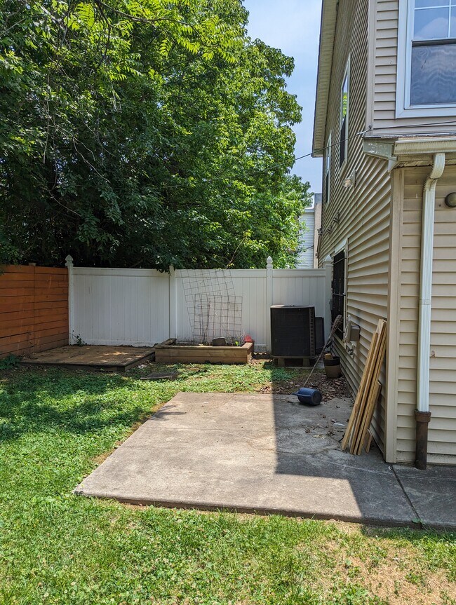 Patio trasero 3 - 631 N 44th St