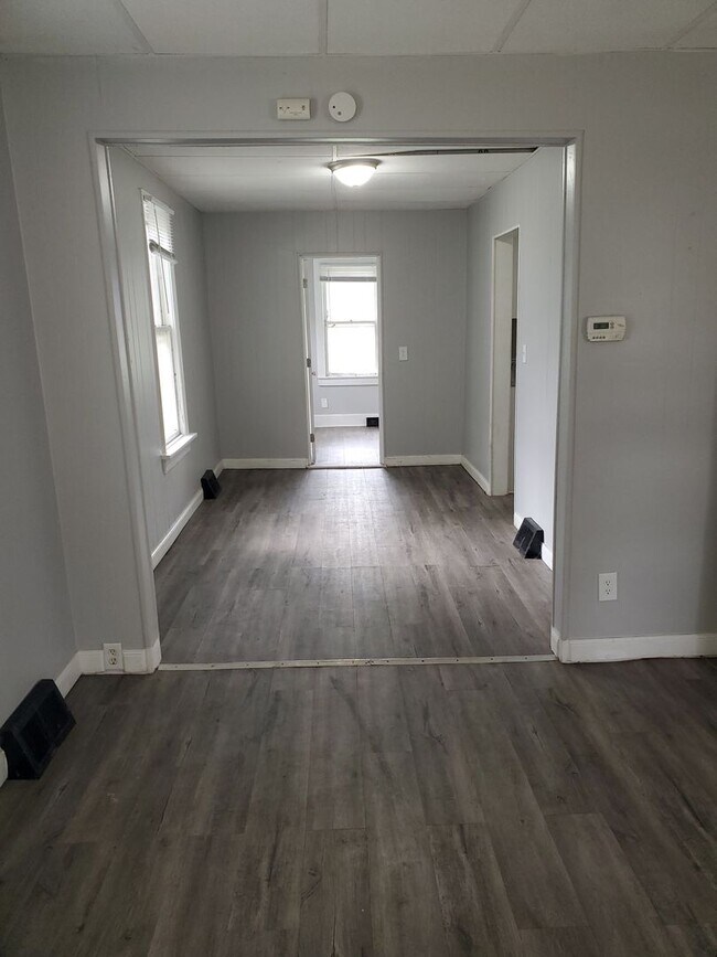 Building Photo - 2 bedroom / 1 bath 1.5 story home in Rock ...