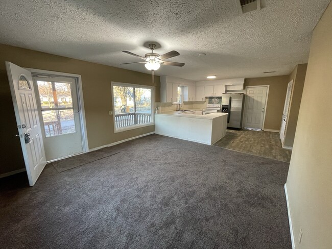Building Photo - 612 Sun Cir