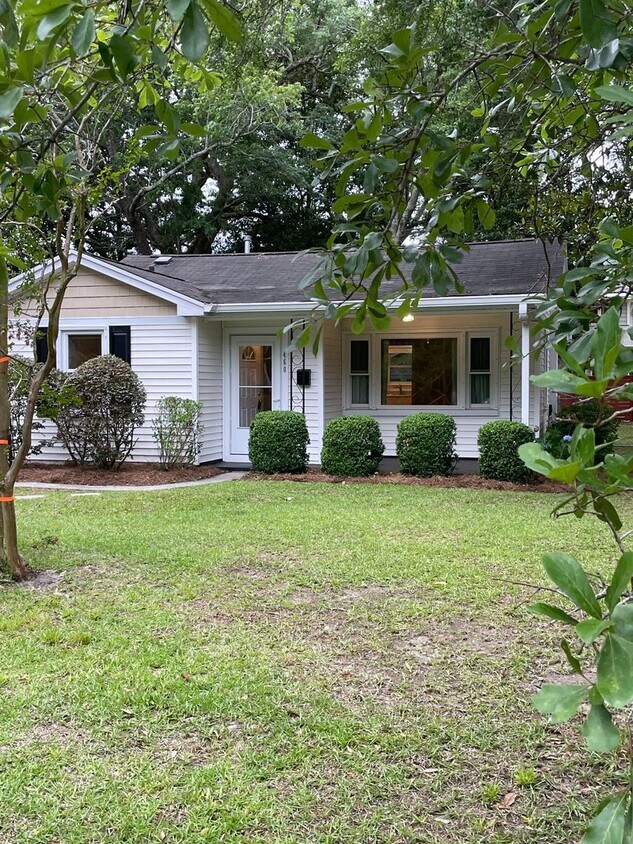 Primary Photo - Charming West Ashley Bungalow!!!