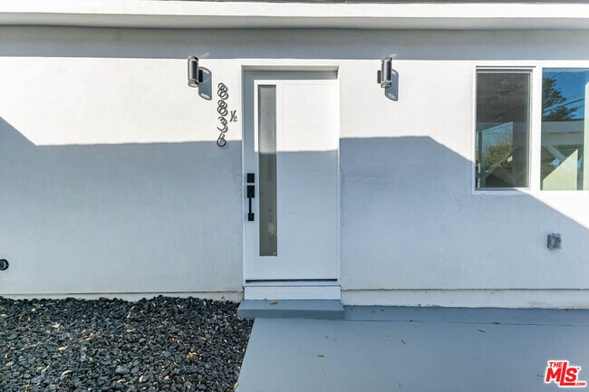 Building Photo - 8836 Hayvenhurst Ave
