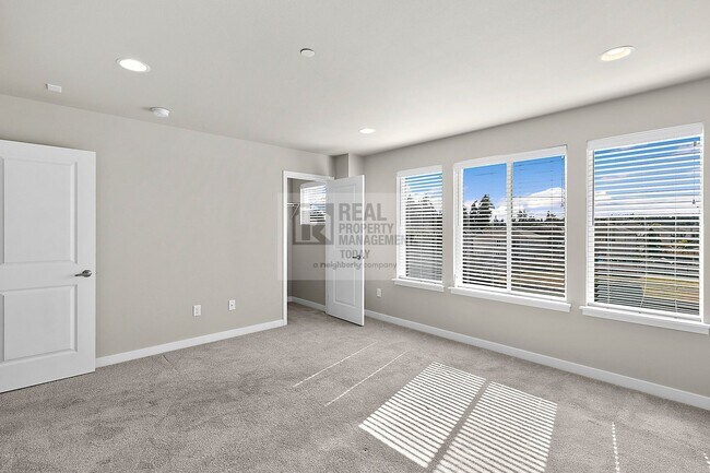Building Photo - Modern Tacoma Townhomes Near Fredrickson –...