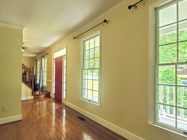 Building Photo - 4 BR, 2.5 BA Colonial with Attached Garage