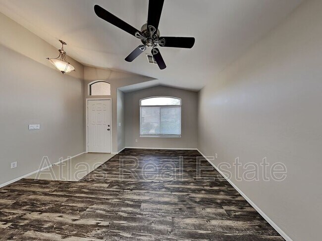 Foto del edificio - 44824 W Woody Rd