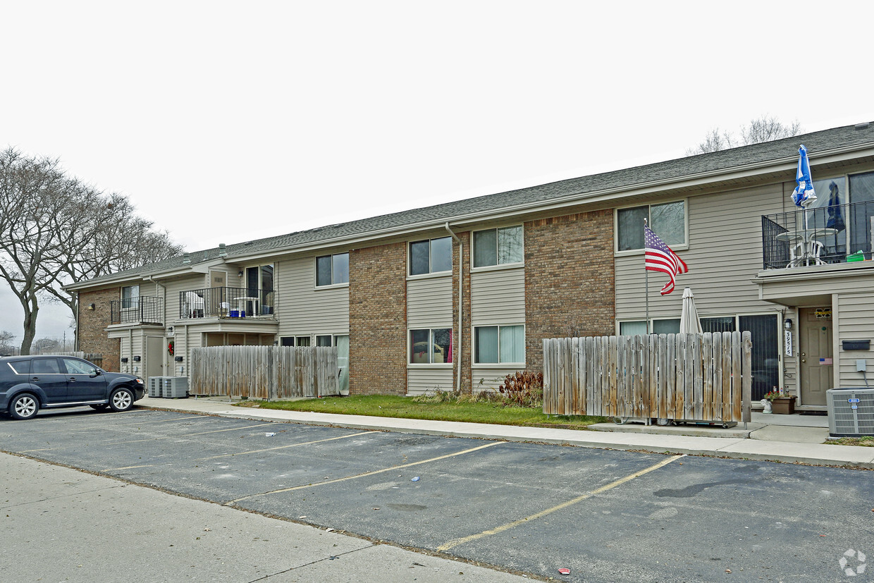 Primary Photo - Chateau Rouge Apartments