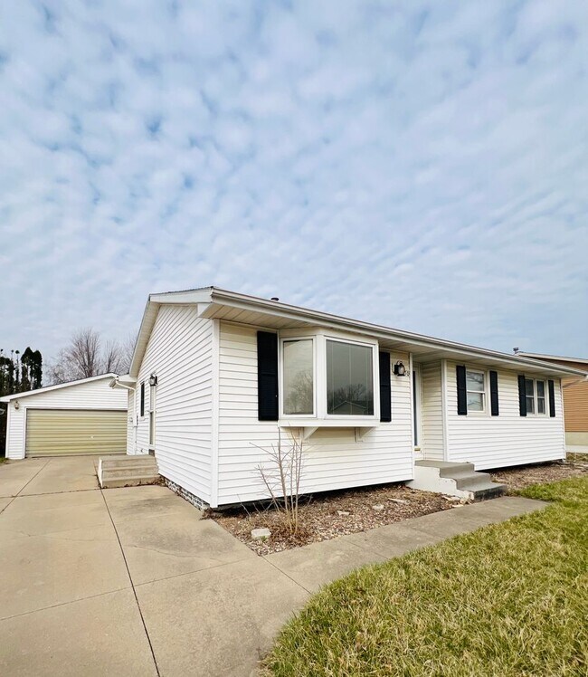 Foto del edificio - 3 Bedroom Home w/ Garage in Marion, IA