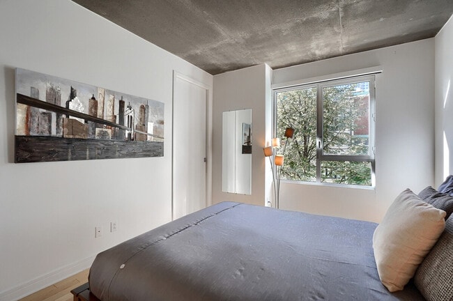 Building Photo - 1102 Rue de Bleury