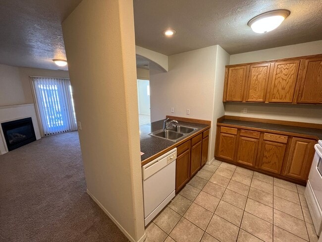Foto del edificio - Upstairs 1-bedroom, 1-bath Apartment in an...