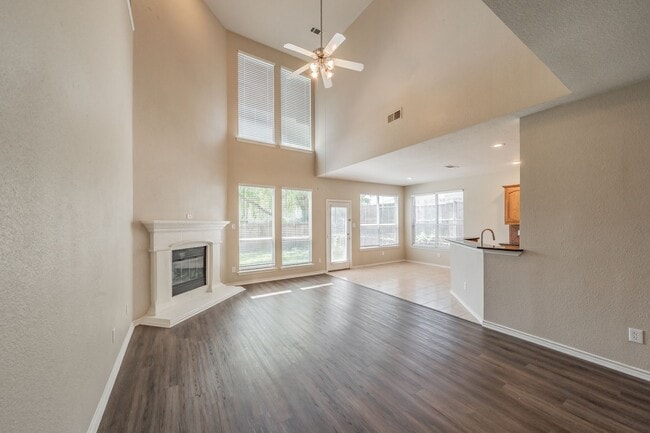Building Photo - Excellent 4 bedroom 2.5 bath in Marine Creek