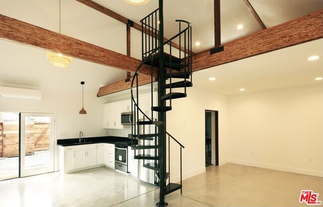 Foto del edificio - 904 Monterey Rd