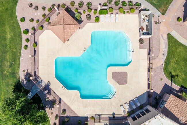 Piscina principal - San Martin Apartments