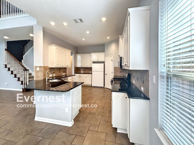 Building Photo - 4-Bedroom Home with Modern Amenities and C...