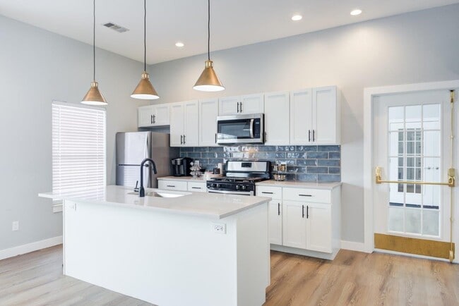Building Photo - Lake Pointe Apartment Homes