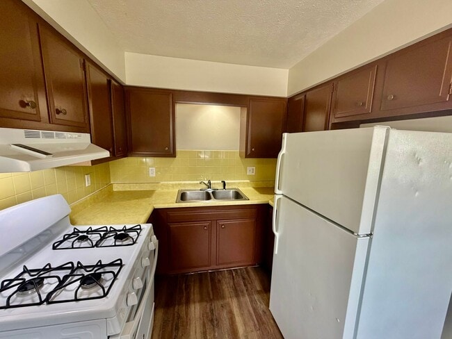 Building Photo - 102 College Park Ct