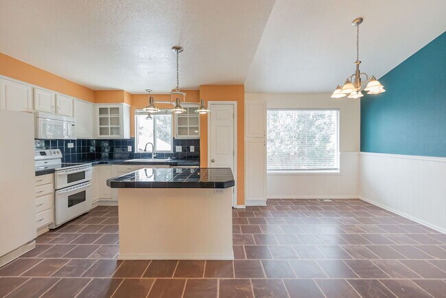 Building Photo - Large Tri-Level Home