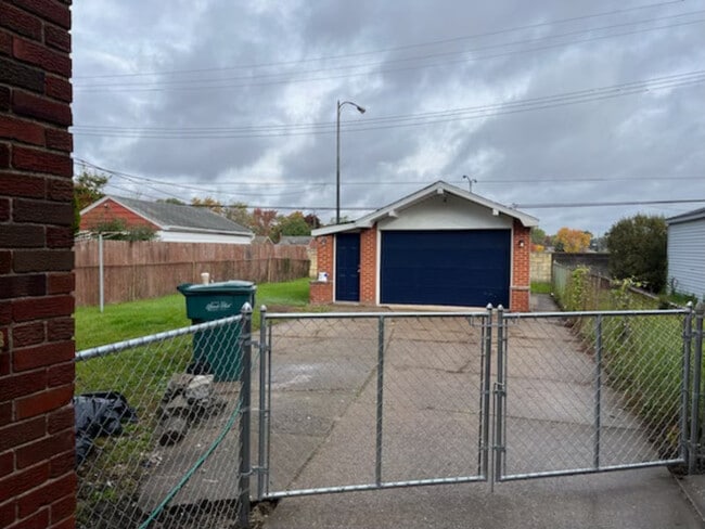 Foto del edificio - 1380 Riverbank St