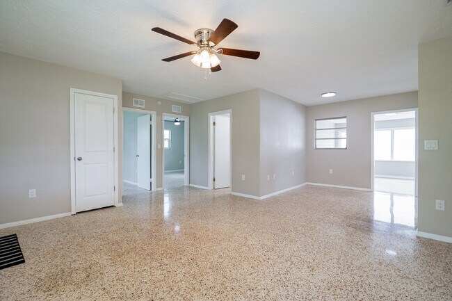 Foto del edificio - 6203 Rodgers Ave