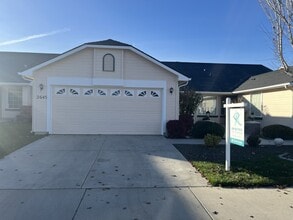 Building Photo - 2645 N Englewood Way