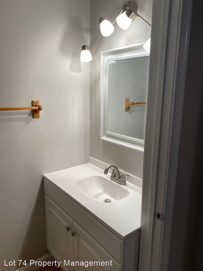 Building Photo - 3 br, 1.5 bath House - 104 Empire Court