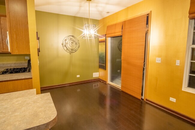 Building Photo - 2612 Pond View Dr
