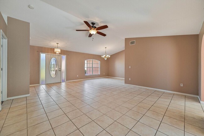 Building Photo - CAPE CORAL POOL HOME AVAILABLE NOW!