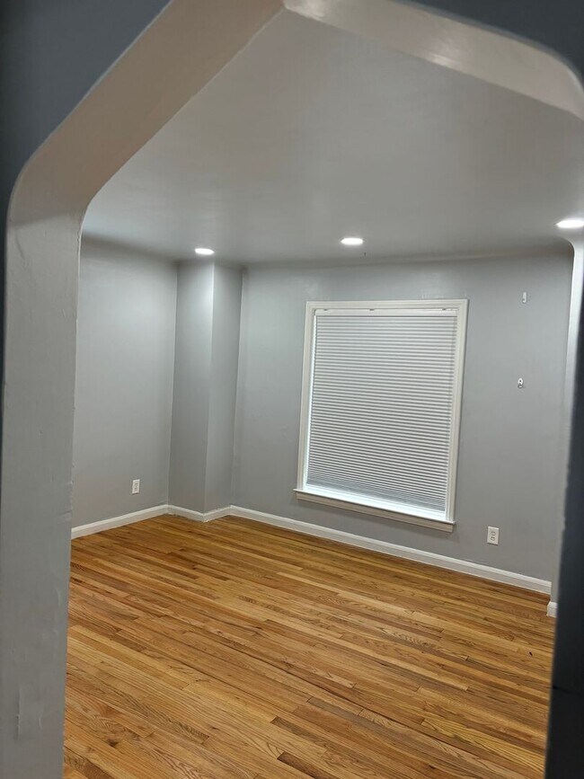 Building Photo - 3 Bedroom Single Family Home in Dearborn H...