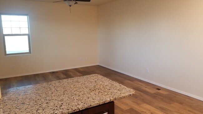 Foto del edificio - 1412 W Lakeside Dr