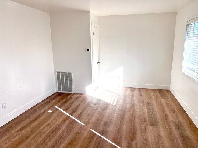 Building Photo - newly renovated cottage nestled in the heart of Sparks